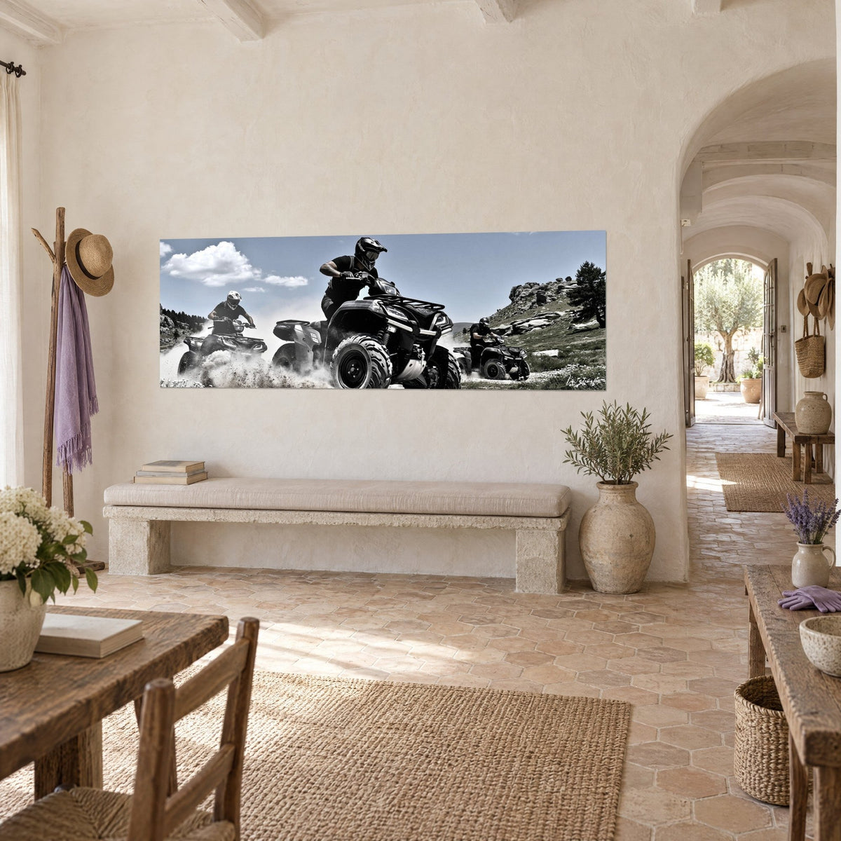 Tableau pilotes casqués en motos à quatre roues, crête rocheuse grise et pelouse verte, sur un mur crème d'un couloir voûté