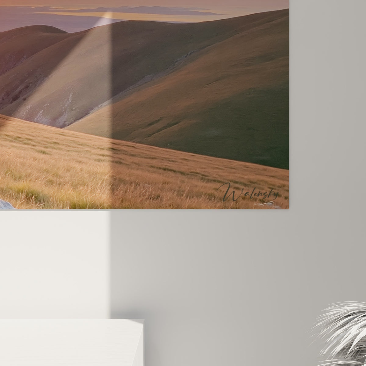 Détail de la toile montrant les nuances orange et fauve du soleil couchant sur la texture de l'impression