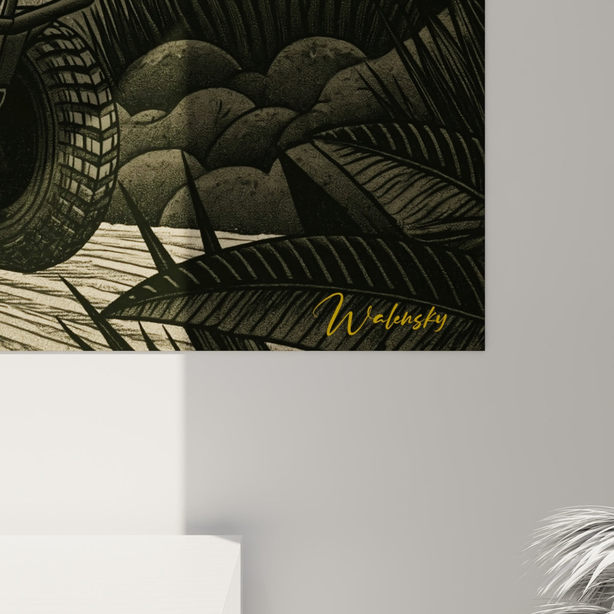 Détail des textures granuleuses de la poussière beige et des traits noirs des arbres sur cette œuvre encadrée