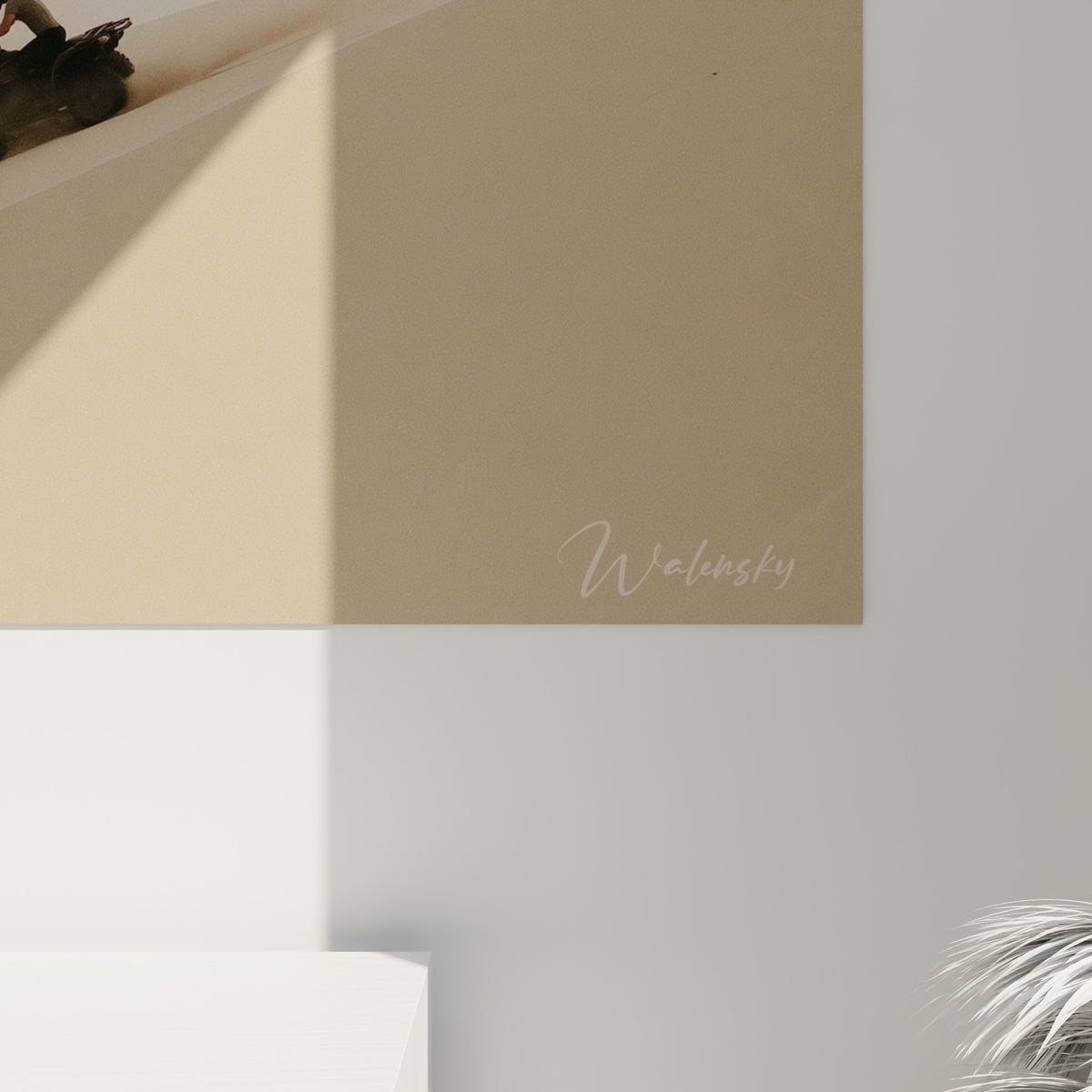Détail du grain pictural sur la dune beige et le voile ocre s'étirant derrière les quads anthracite