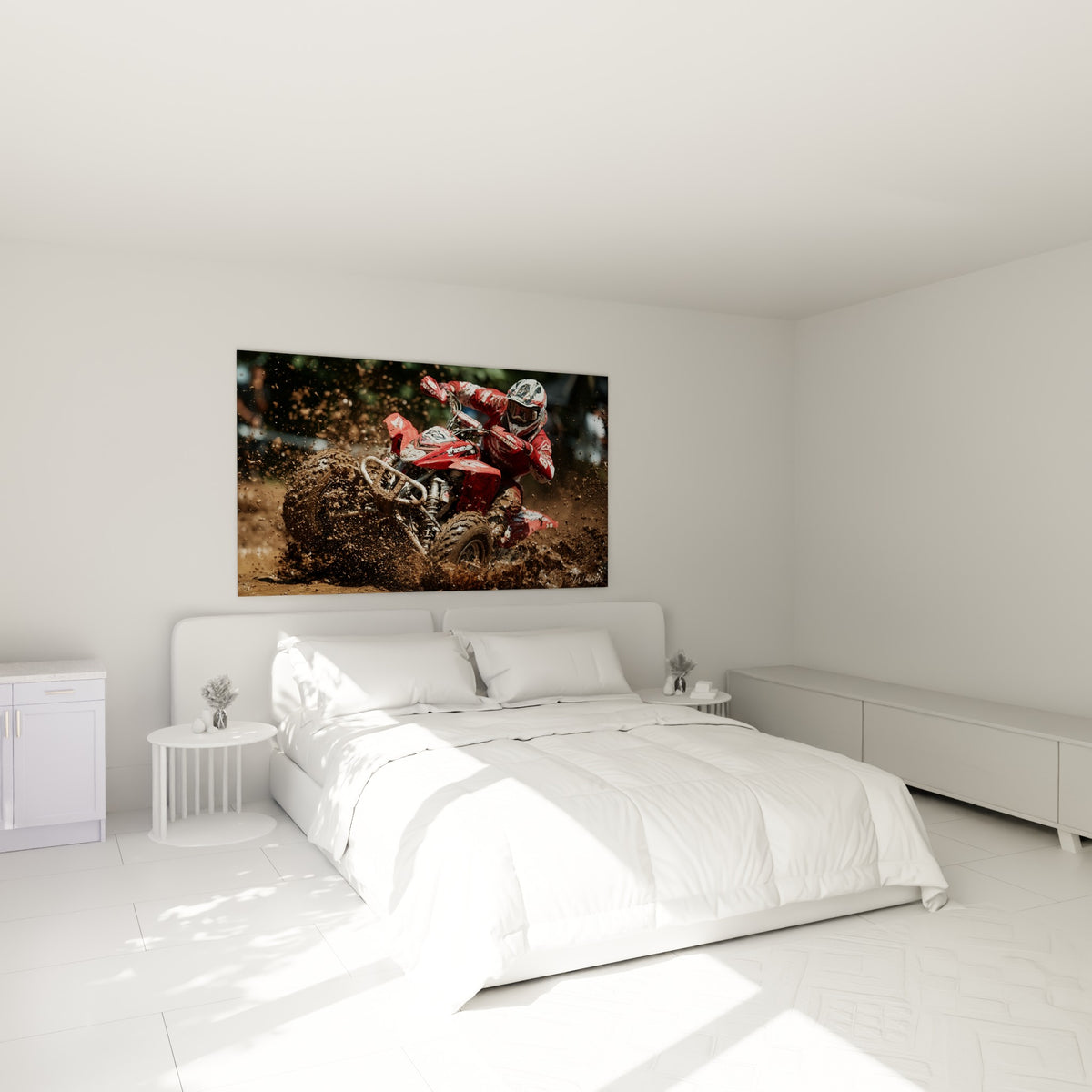 Quad rouge projetant de la boue terracotta, accroché au-dessus d'un lit dans une chambre claire
