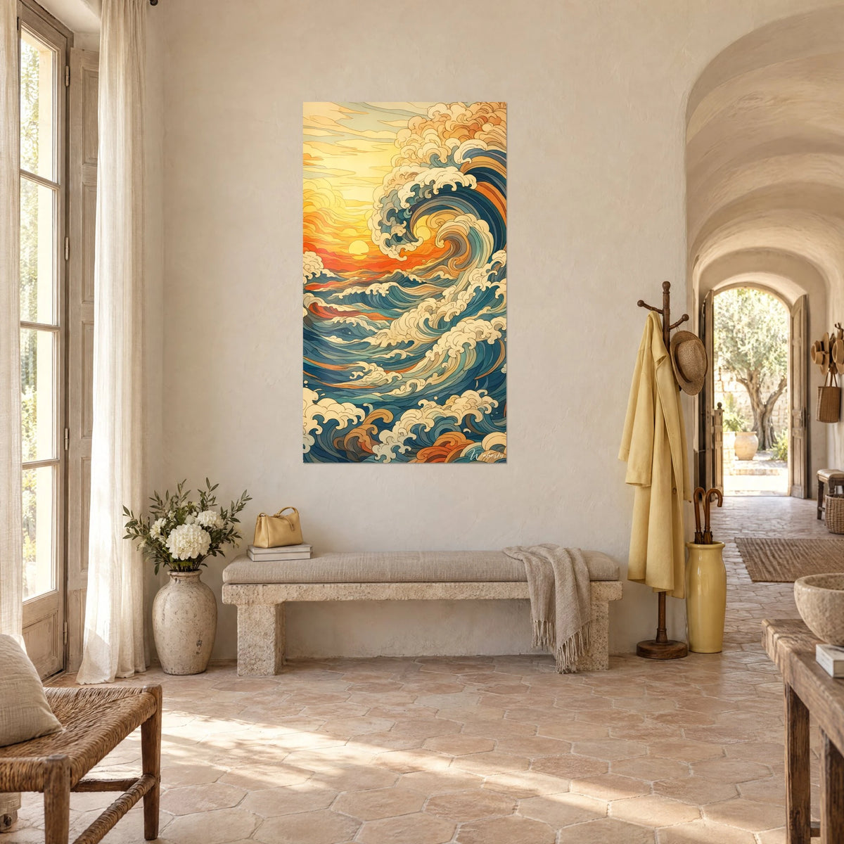 Schilderij van een gestileerde deining in houtsnede-stijl, nachtblauwe en oranje spiralen, lage gele zon, op een witte muur van een Provençaalse boerderij