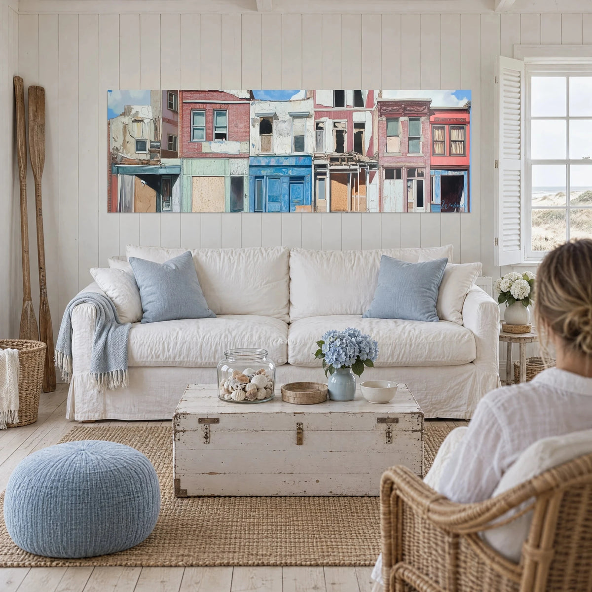 Gemälde Fassaden aus rosafarbenem Backstein und kobaltblauen Fenstern, zerbrochene Scheiben, städtisches Panorama, über einem Sofa in einem hellen Wohnzimmer