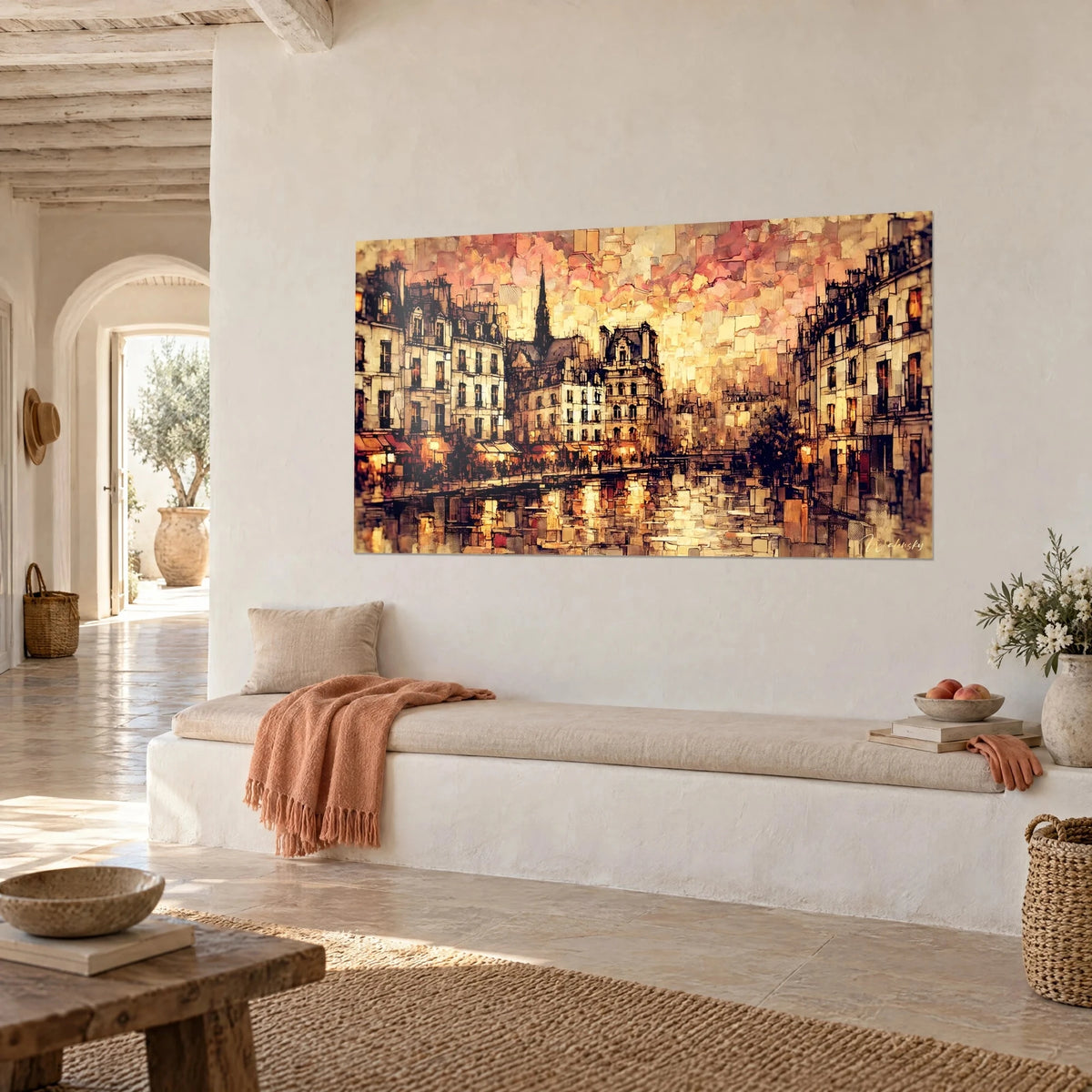 Cuadro edificios haussmannianos dorados bajo un cielo rosa y amarillo, reflejos ambarinos en el agua, en un salón mediterráneo