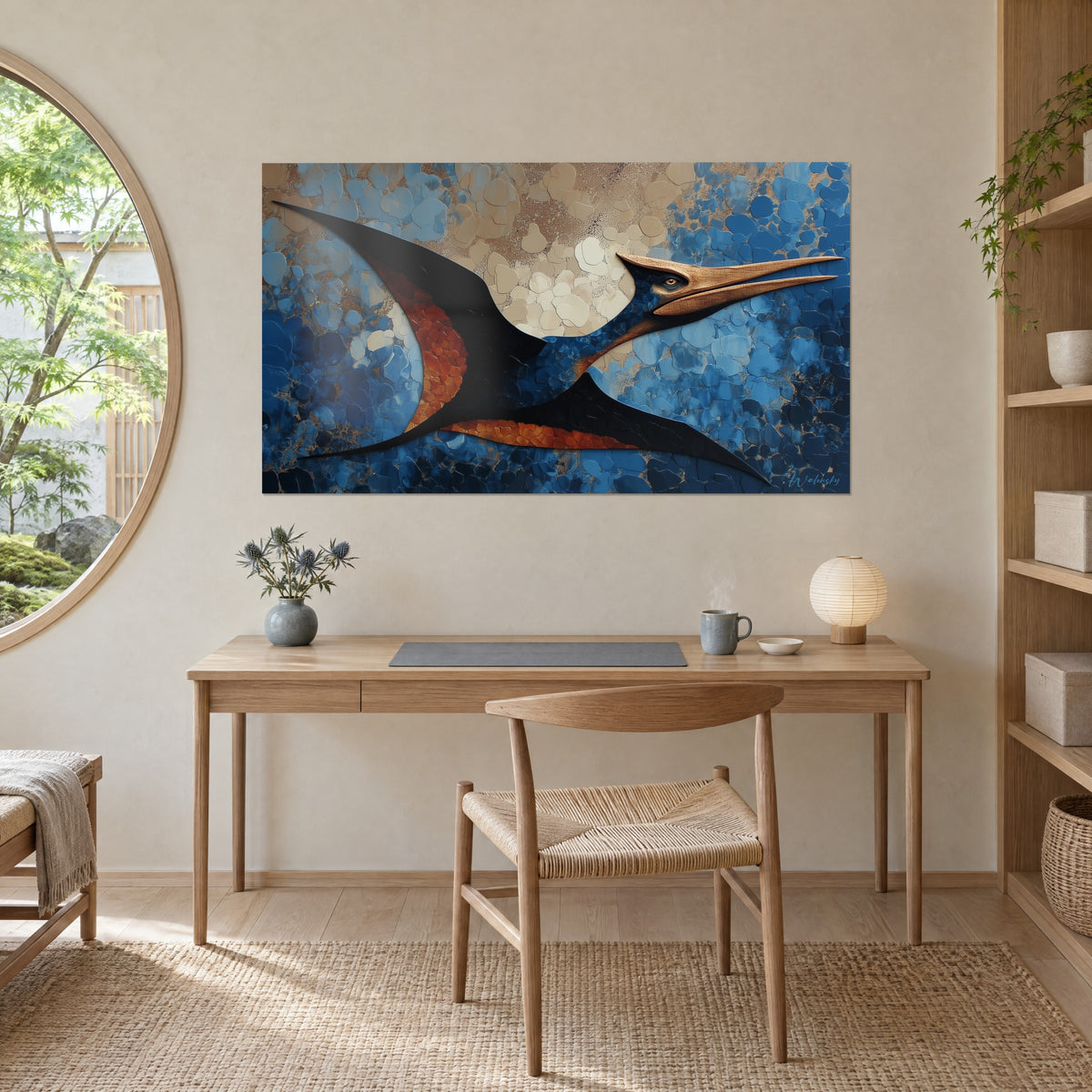 Cuadro gran pterodáctilo tallado en relieve, alas de ébano, destellos cobrizos y mosaico azul, colgado encima de un escritorio de madera