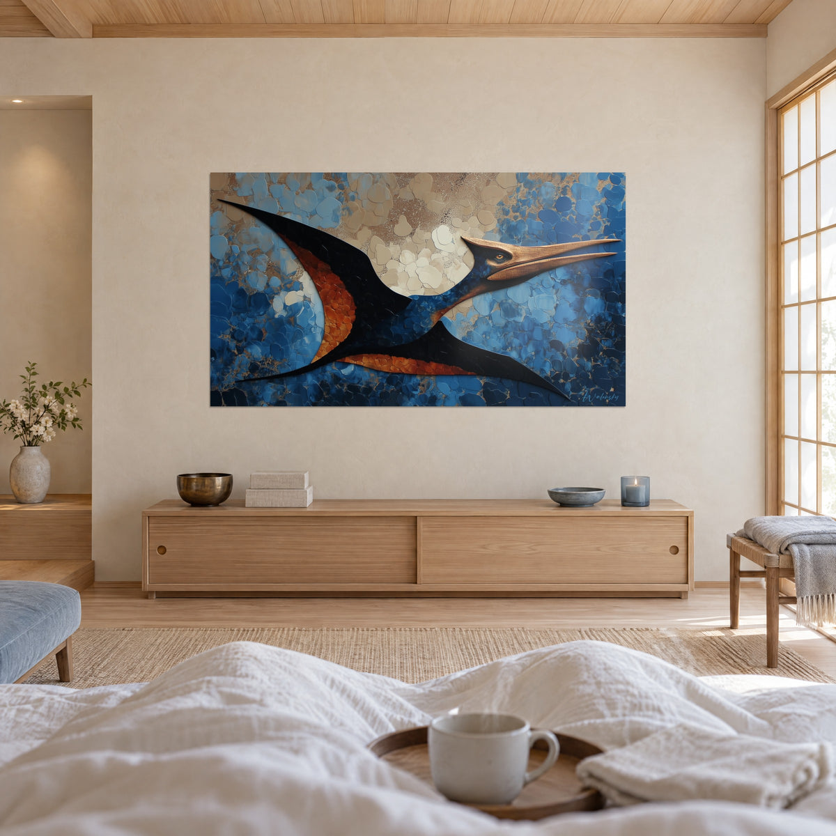 Cuadro dinosaurio alado de largo pico dorado, alas negras, reflejos cobrizos y mosaico azur, encima de una cama en un dormitorio luminoso