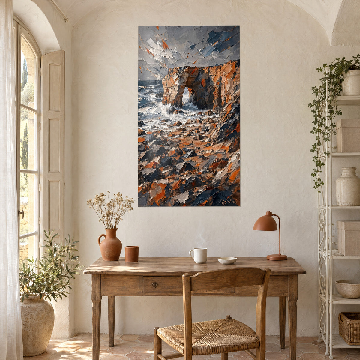 Gemälde bretonische Küste mit kantigen schwarzen und orangefarbenen Felsen, grau schäumendes Meer, über einem Holzschreibtisch