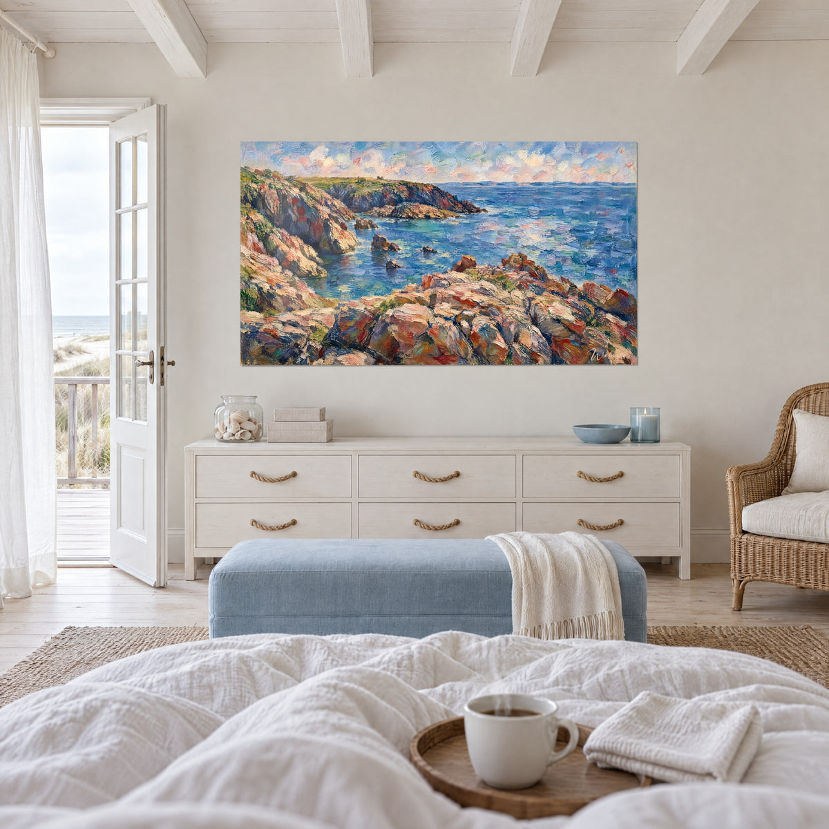 Cuadro de marea baja sobre arrecifes oxidados y ocres, agua azul celeste, encima de una cama en un dormitorio luminoso