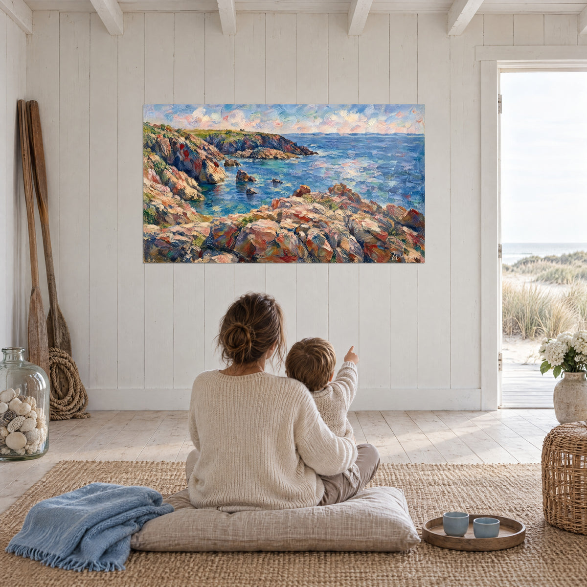 Cuadro de la punta rocosa de Quiberon pintada en rosa, ocre y azul, madre e hijo sentados de espaldas, salón frente al mar