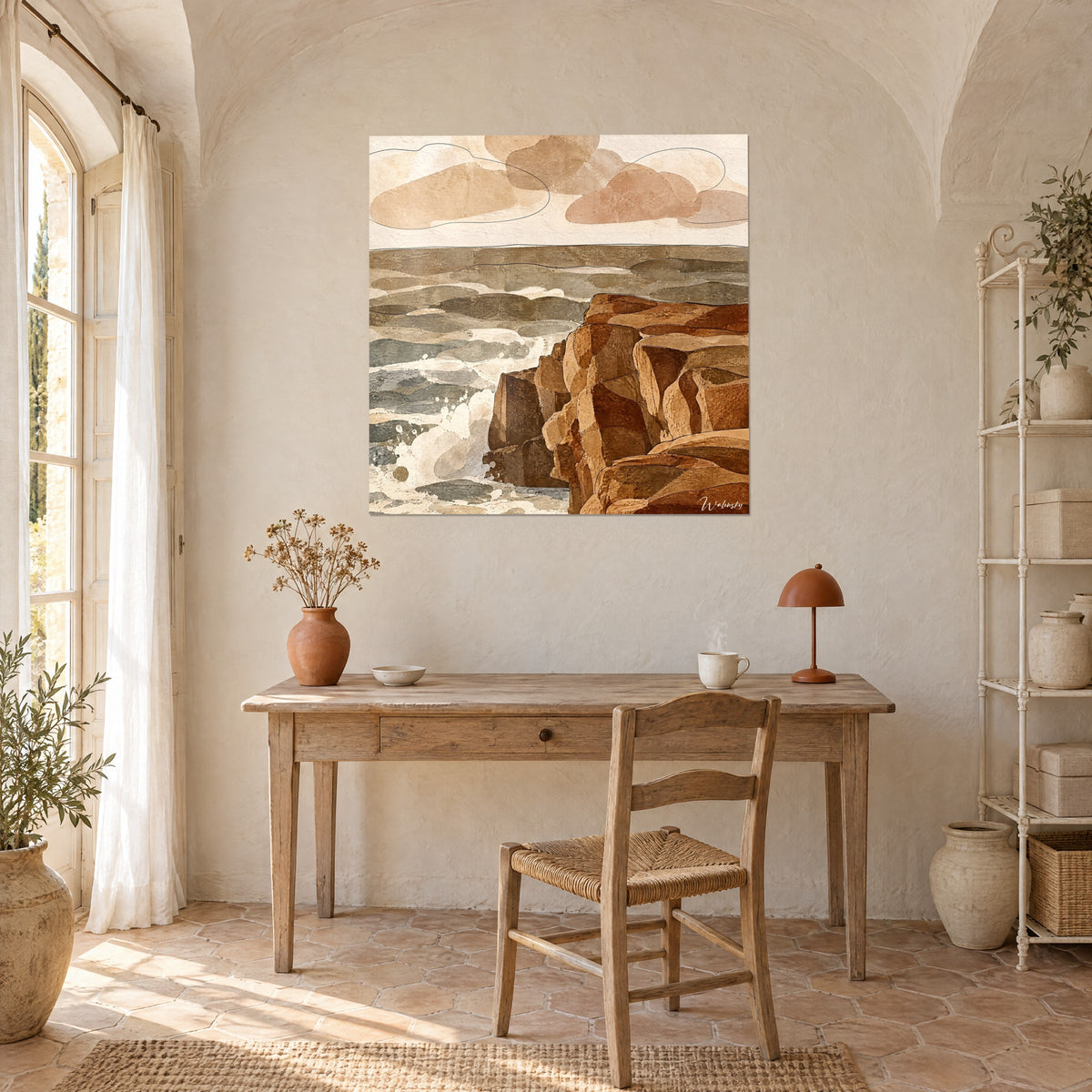 Tableau promontoire brun roux battu par l'écume, horizon gris et ciel ivoire, au mur d'un bureau en bois clair