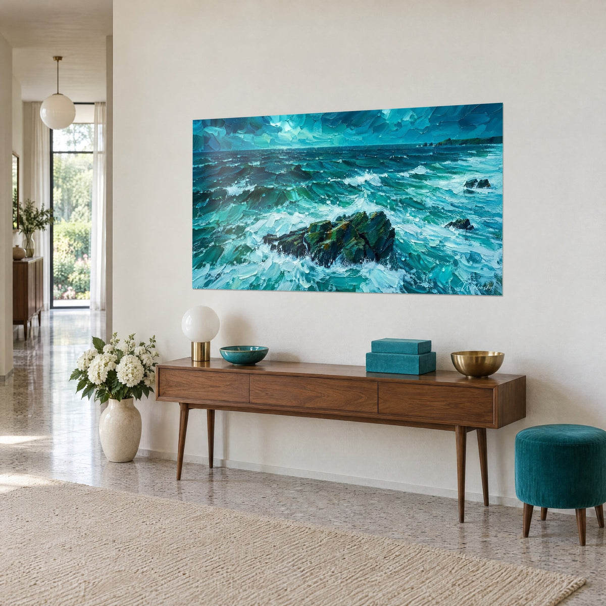 Tableau houle furieuse bleu profond et jade, rocher moussu cerné d'écume blanche, accroché au-dessus d'un buffet en bois dans un hall