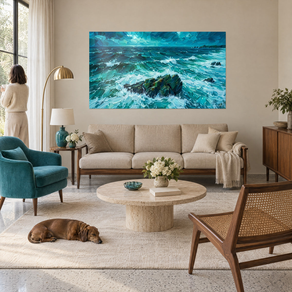Tableau mer déchaînée aux vagues turquoise et vertes, rocher sombre frappé d'écume, enfant et chien au-dessus d'un canapé dans un salon lumineux