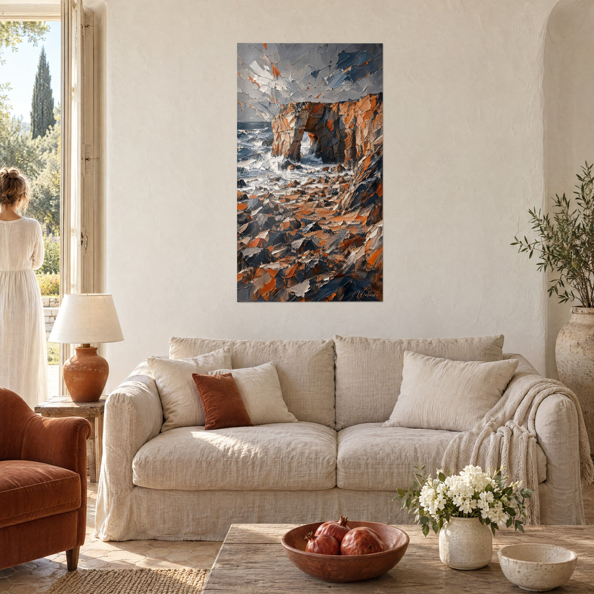 Gemälde Felsbogen in Orangetönen, von grauen Wellen geformt, stahlgrauer Himmel, über einem Sofa in einem hellen Wohnzimmer