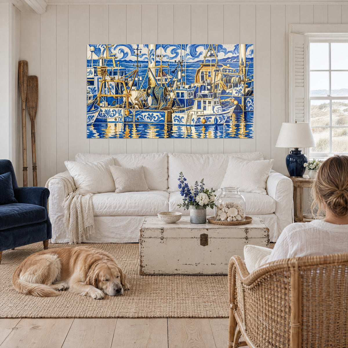 Gemälde Fischerboote in Kobaltblau mit Azulejo-Mustern, goldene Spiegelungen im Wasser, über einem Sofa in einem hellen Wohnzimmer