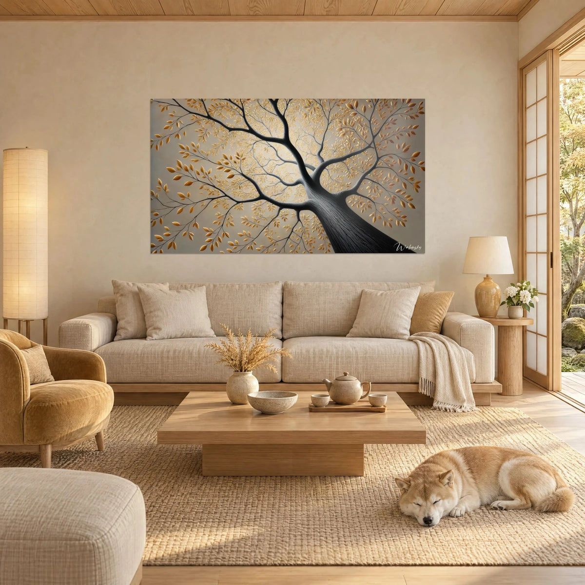 Tableau chêne vu en contre-plongée, tronc gris anthracite et feuilles dorées, Shiba couché, au-dessus d'un canapé dans un salon lumineux