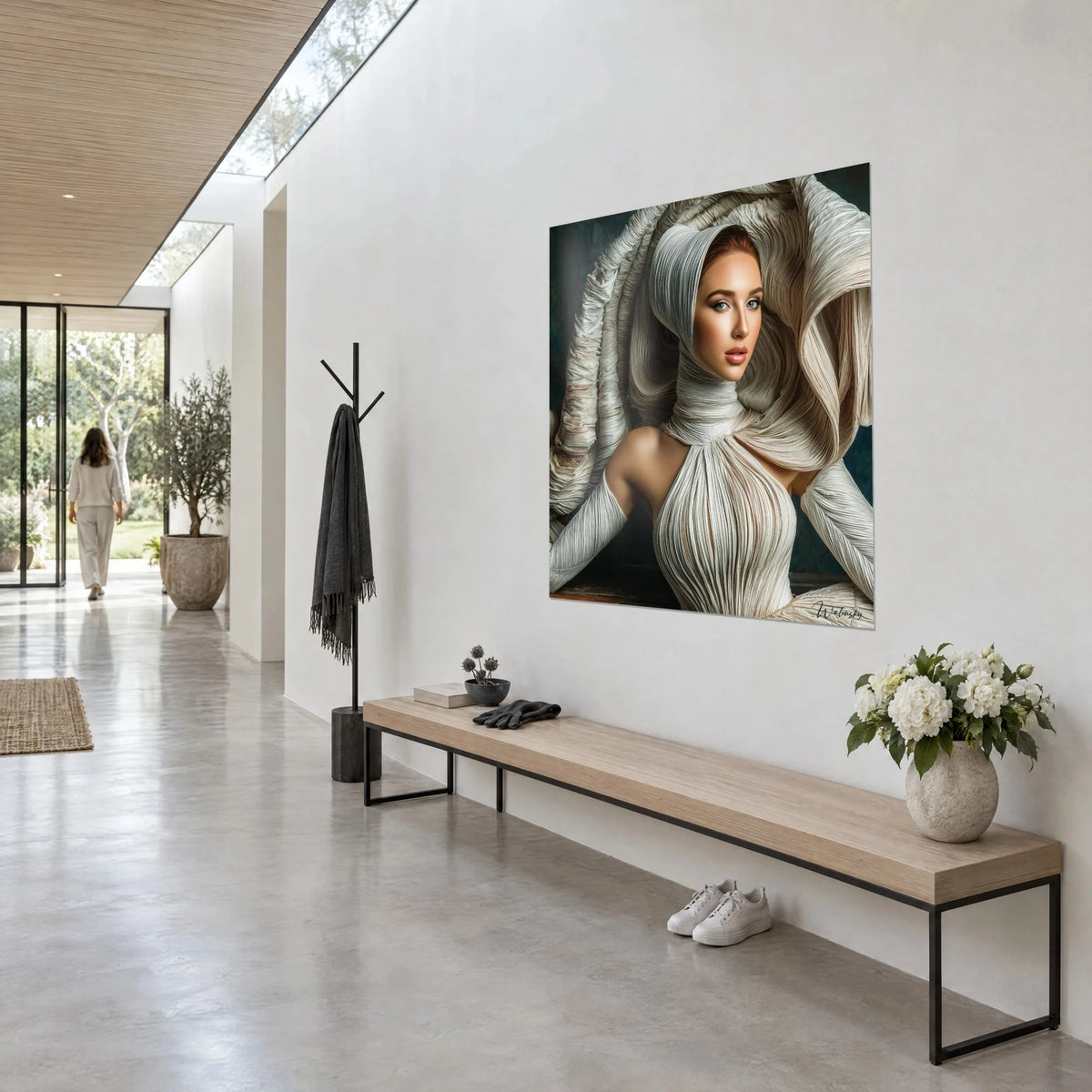 Cuadro diosa de ojos claros, vestido plisado blanco crema y capucha escultural sobre fondo azul pato, en un pasillo de arquitecto