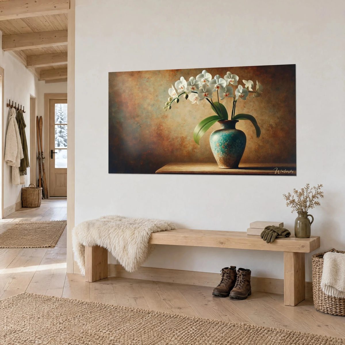 Tableau phalaenopsis ivoire aux hampes arquées, vase bleu-vert patiné, fond rouille, mur blanc d'une entrée en chalet