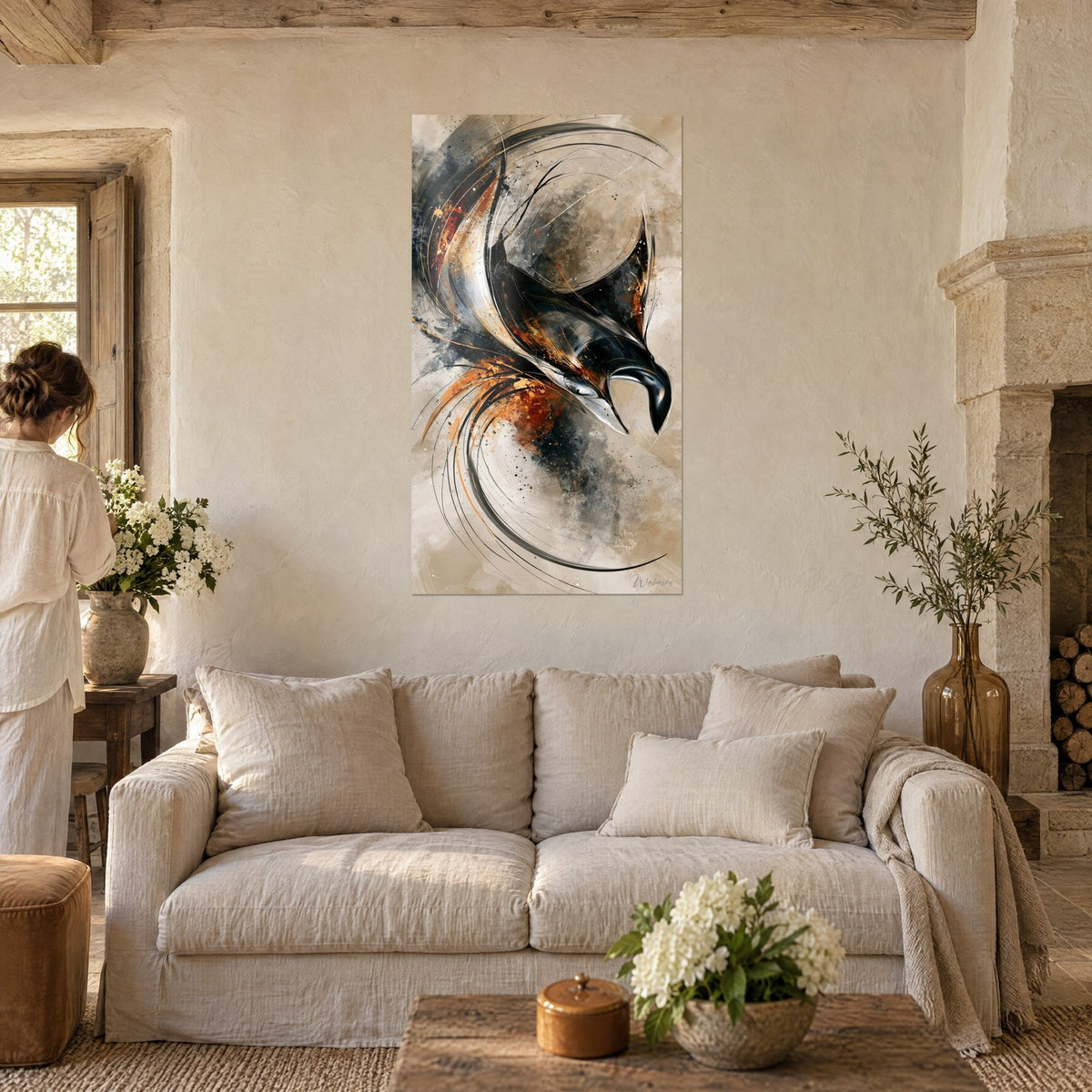 Gemälde Mantarochen anthrazit mit bernsteinfarbenen Spritzern, sandfarbener Hintergrund, zwei Silhouetten von hinten, über einem Sofa in einem hellen Wohnzimmer