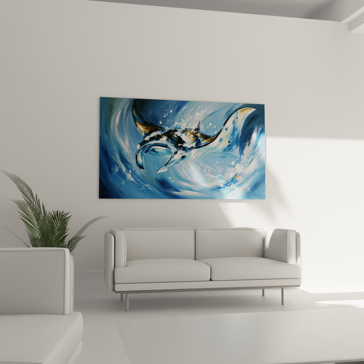 L'animal marin ocre et bleu glisse dans son tourbillon au-dessus d'un canapé dans un salon lumineux