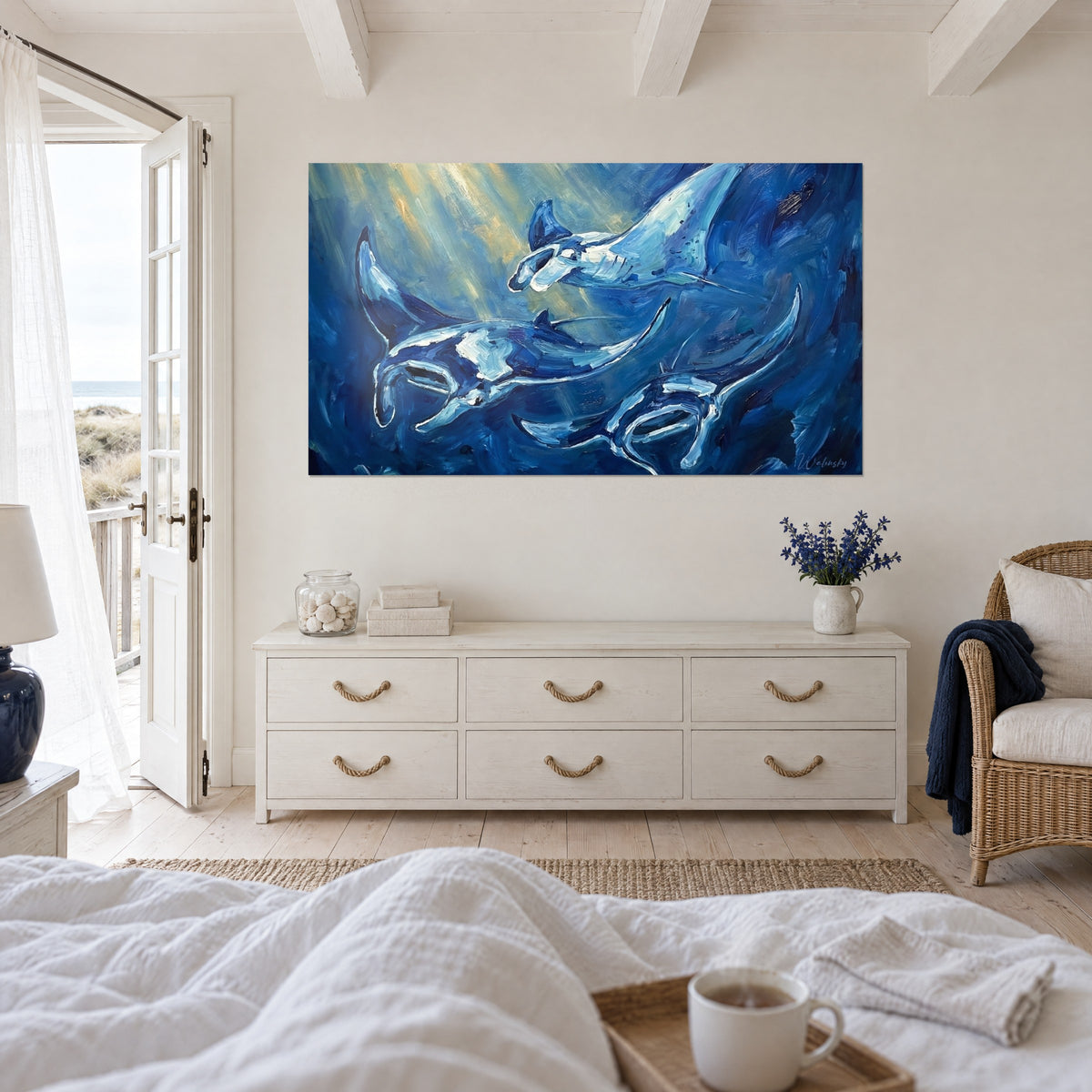 Tableau ballet de raies géantes bleu outremer et blanc glacé, rayons ocre en haut, au-dessus d'un lit dans une chambre claire