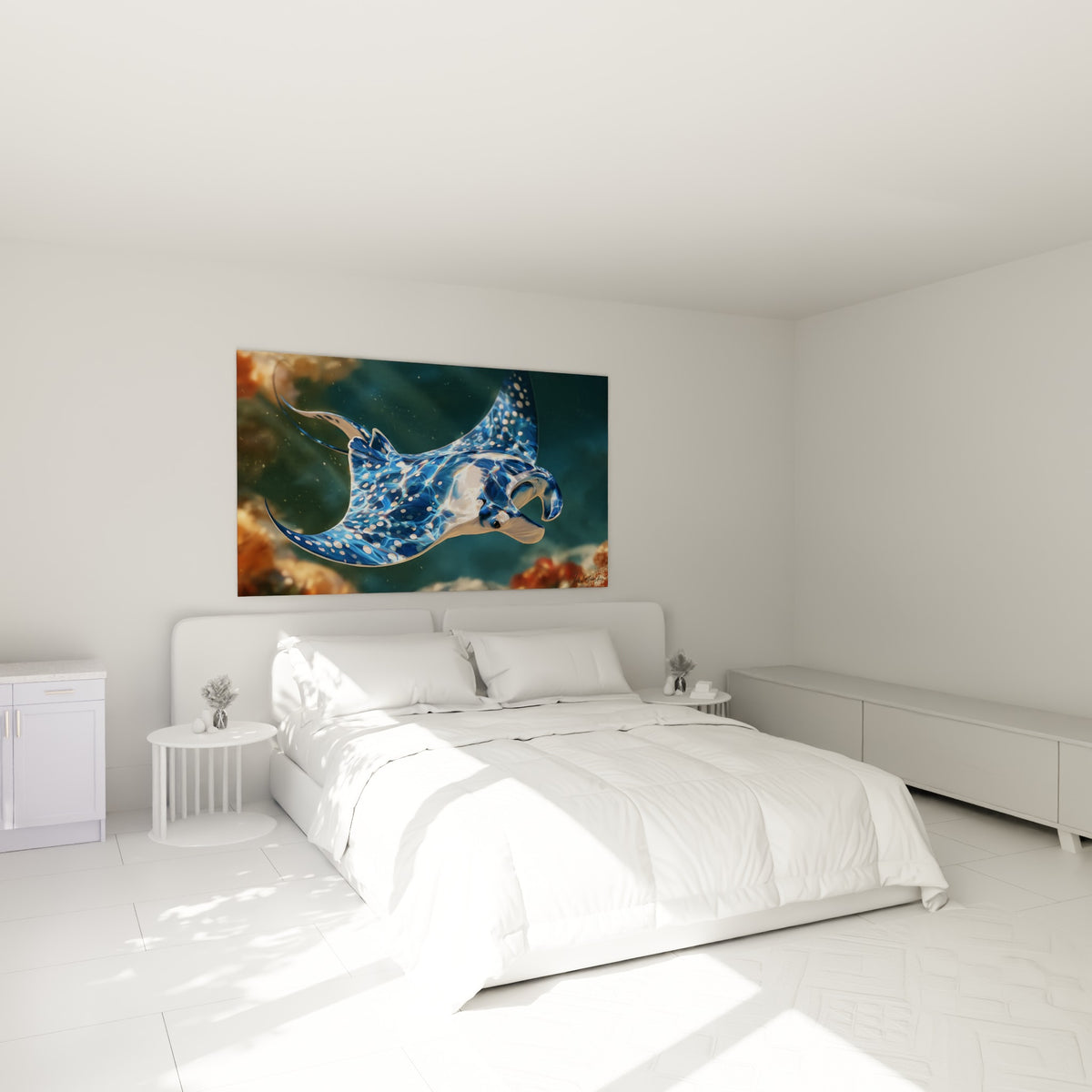 Silhouette de raie manta bleu marine aux reflets nacrés, au-dessus d'un lit dans une chambre claire