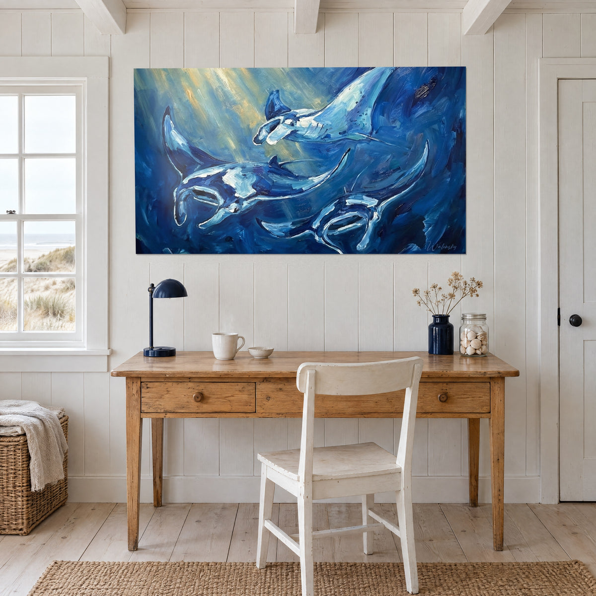 Tableau trio de poissons-diables en peinture à l'huile bleu pétrole et blanc ivoire, accroché au-dessus d'un bureau en bois clair