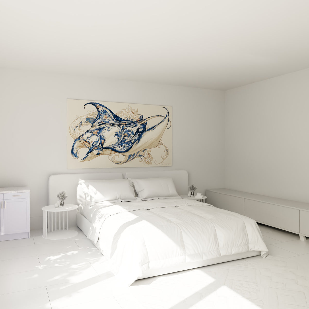 Tableau raie manta aux volutes bleu marine et ivoire, ailes déployées sur fond crème, au-dessus d'un canapé dans un salon lumineux