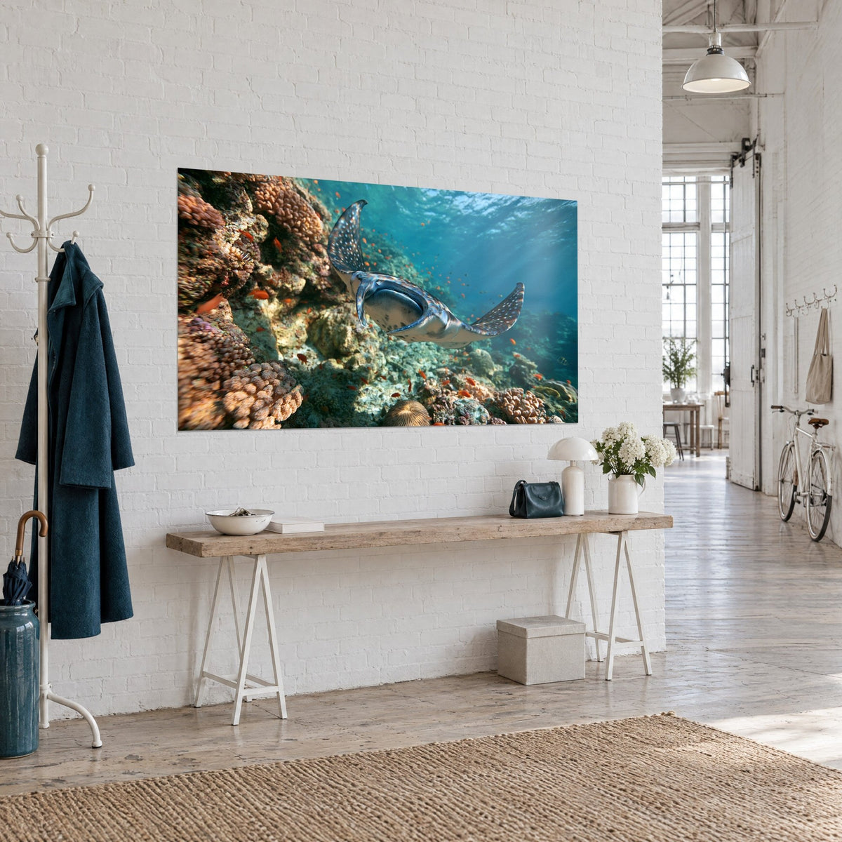 Schilderij van een reusachtige keizersvis met sterrenvormige witte vinnen, okerkleurige en diepblauwe koralen, kunstenaarsloft in driekwartzicht