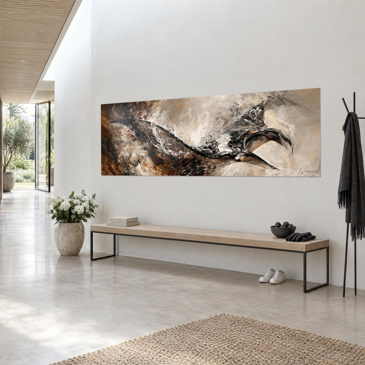 Tableau manta sombre aux ailes déployées, éclaboussures blanches et ocre, vue de trois quarts, mur blanc d'une maison d'architecte