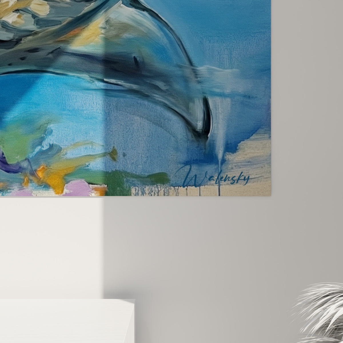 Empâtements blancs et coulures bleu marine sur le dos de la raie manta, matière picturale visible en détail