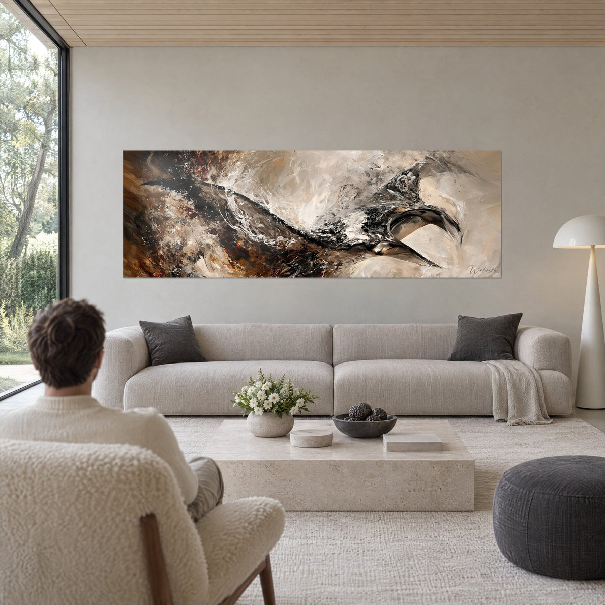 Tableau raie manta noire fendant l'écume beige et brun roux, empâtements sablés, au-dessus d'un canapé dans un salon lumineux