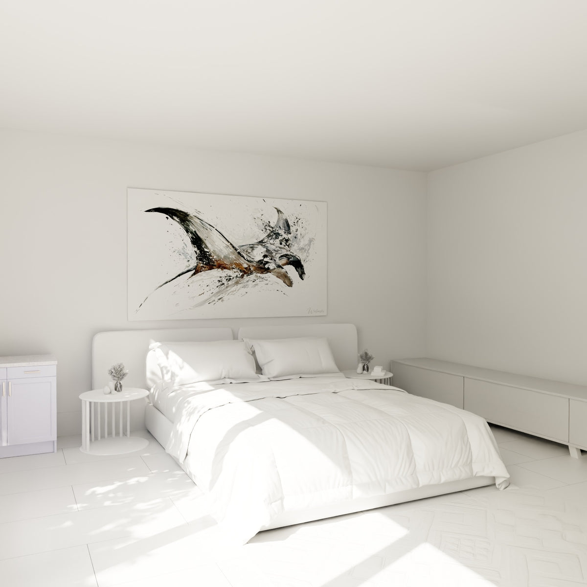Silhouette de raie manta grise et fauve en pleine glisse, accrochée au-dessus d'un lit dans une chambre claire