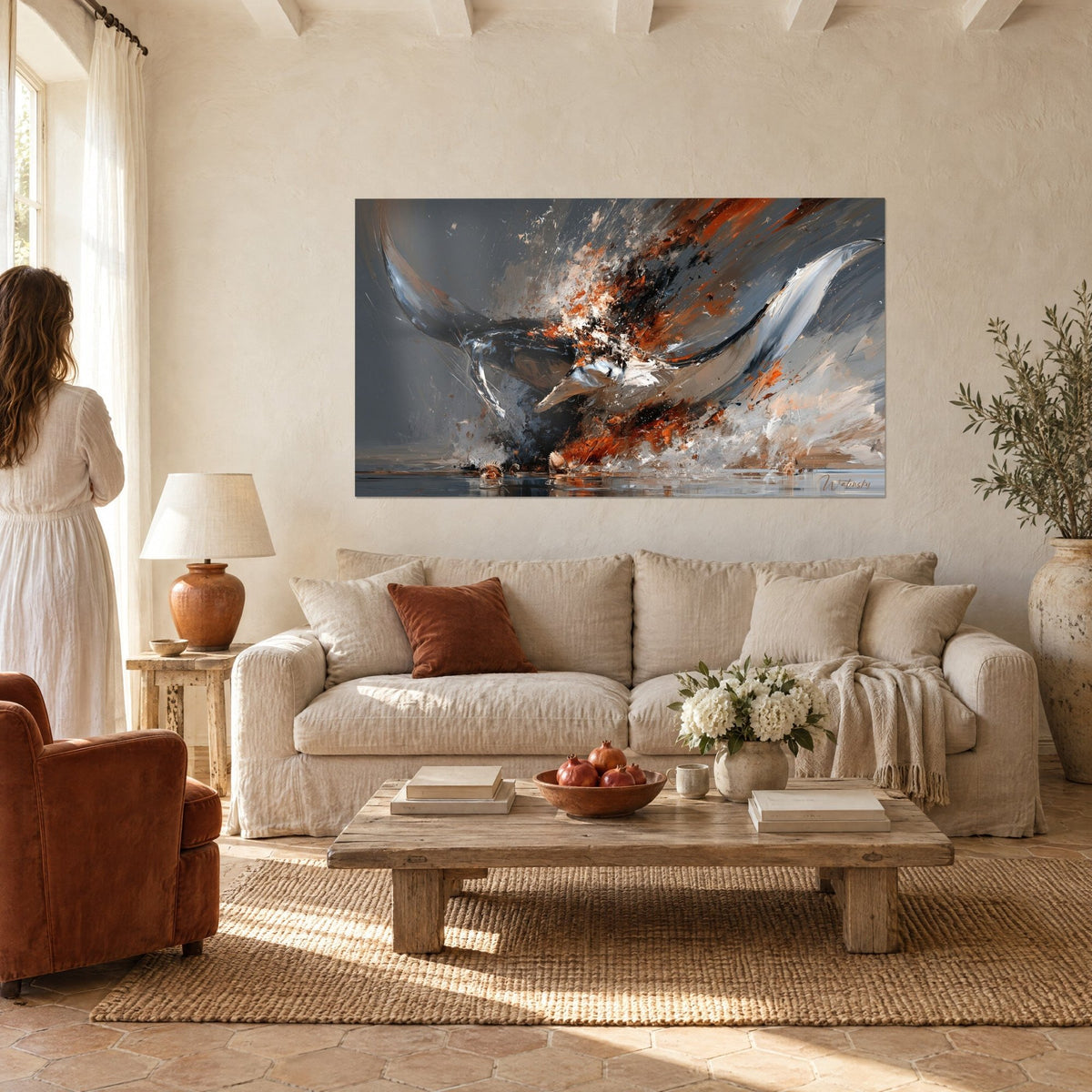 Tableau raie manta anthracite aux éclats orangés, ailes arquées et gerbe blanche, au-dessus d'un canapé dans un salon lumineux