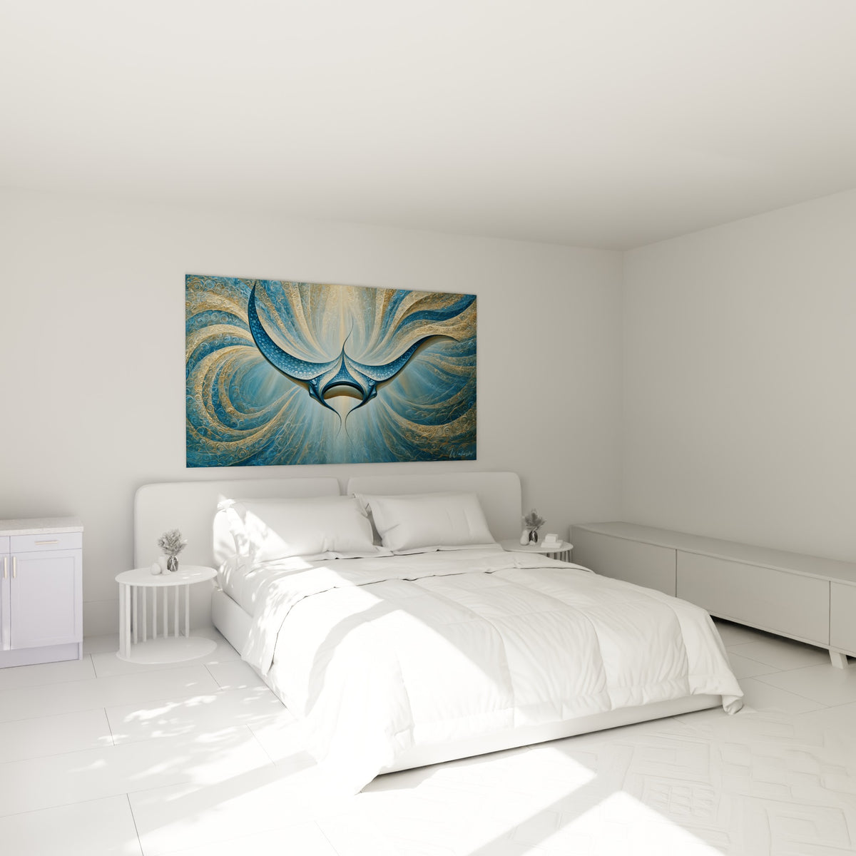 Volutes dorées et bleu pastel encadrant une raie manta au-dessus d'un lit dans une chambre claire