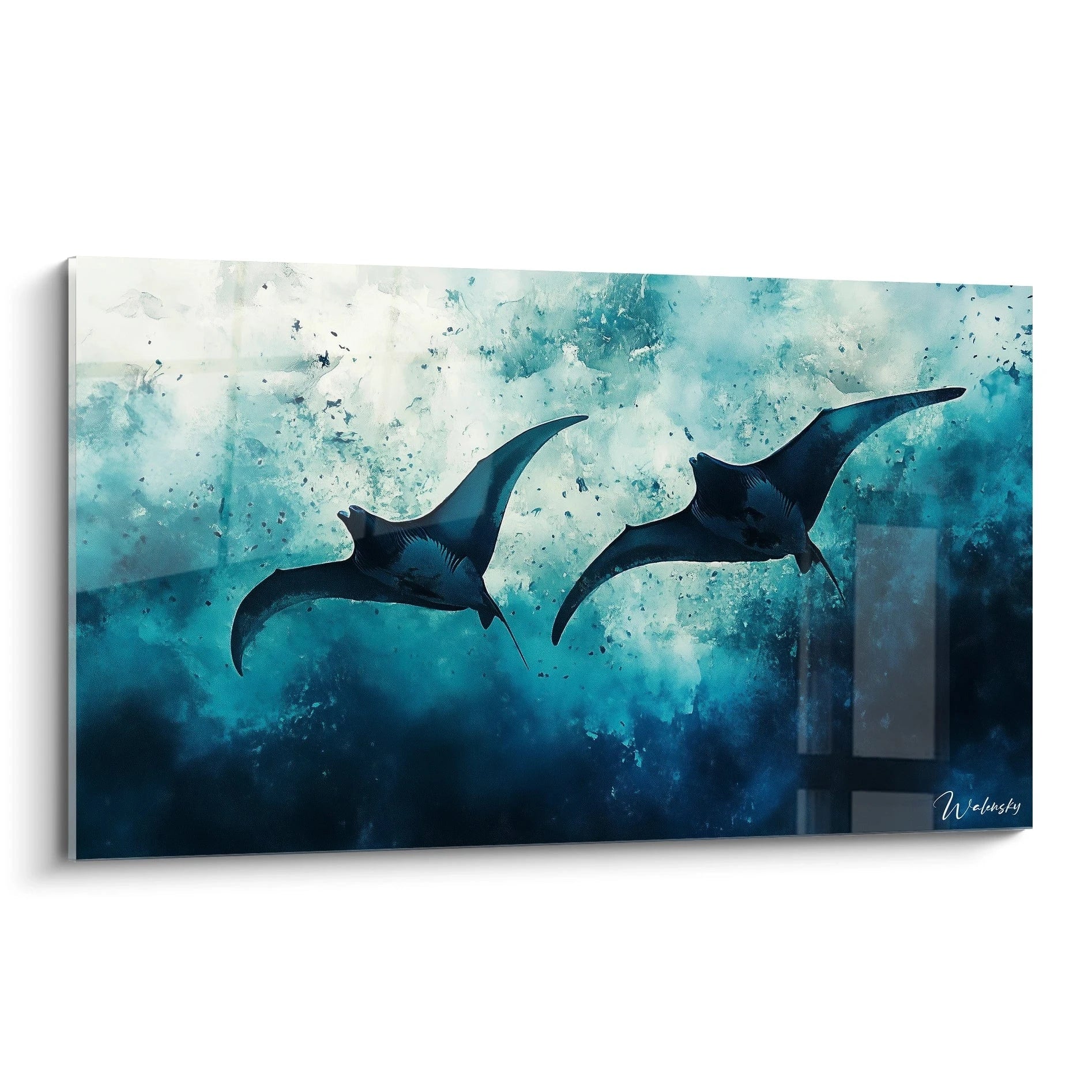 Un tableau raie manta représentant deux raies noires en pleine nage, se déplaçant avec grâce dans un environnement aquatique aux nuances de bleu turquoise et blanc, avec des effets d'éclaboussures et de texture évoquant les profondeurs marines.
