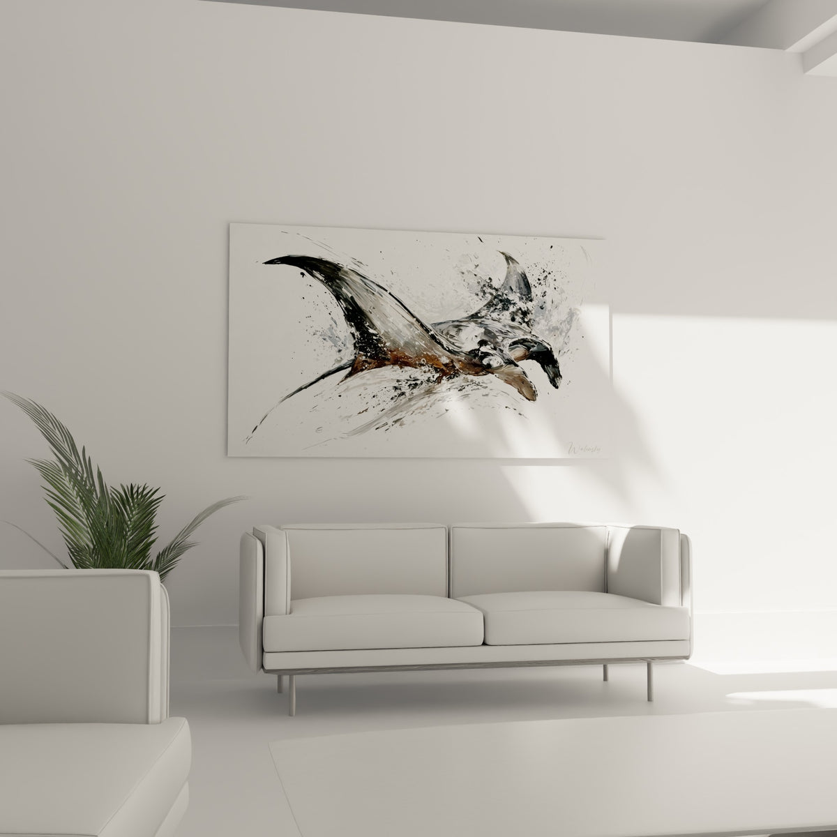 Raie manta noire et grise projetée en éclats de peinture, suspendue au-dessus d'un canapé dans un salon lumineux