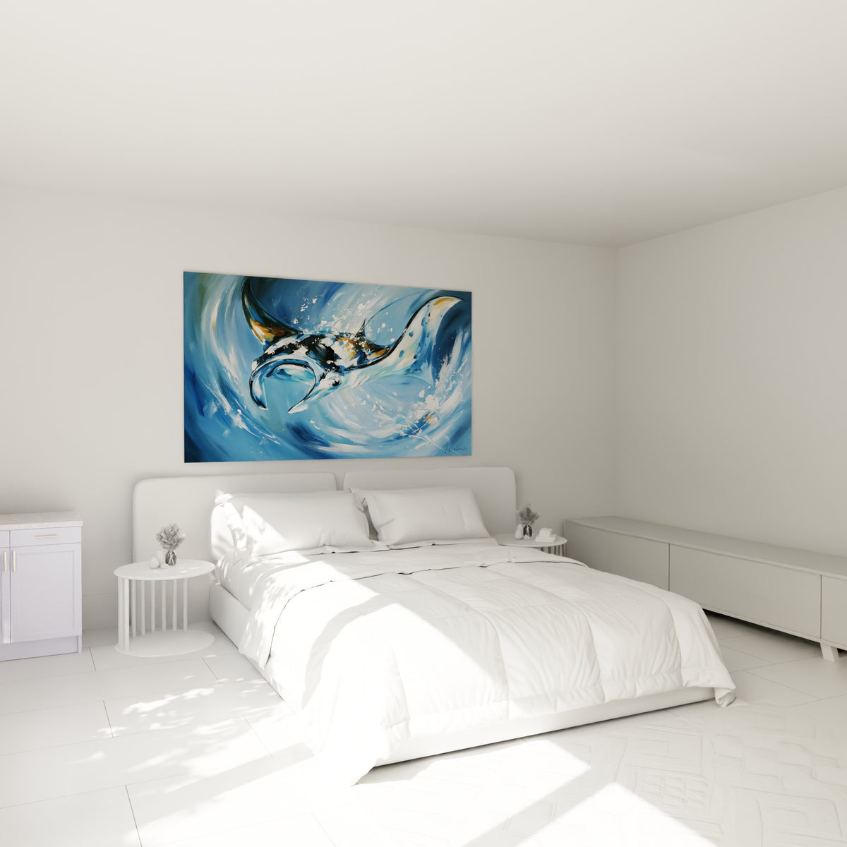 Cette raie manta anthracite et bleue nage au-dessus d'un lit dans une chambre claire