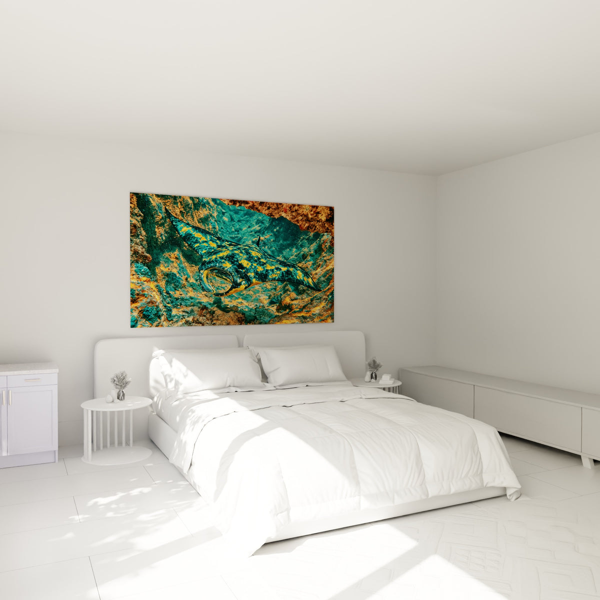 Silhouette d'une raie manta aux taches dorées et bleues au-dessus d'un lit dans une chambre claire