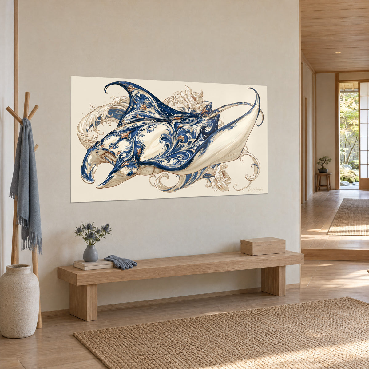 Tableau poisson-diable ornemental aux arabesques indigo sur nacre, pivoines pâles en arrière-plan, vue de trois-quarts japandi