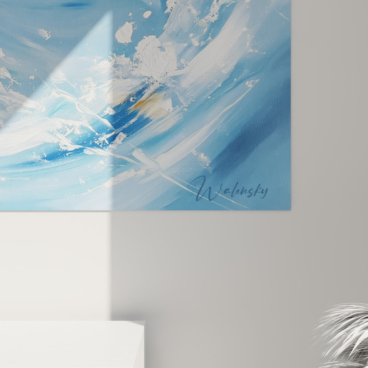 Empâtements blancs et touches dorées se mêlent au bleu marine sur cette toile de raie manta