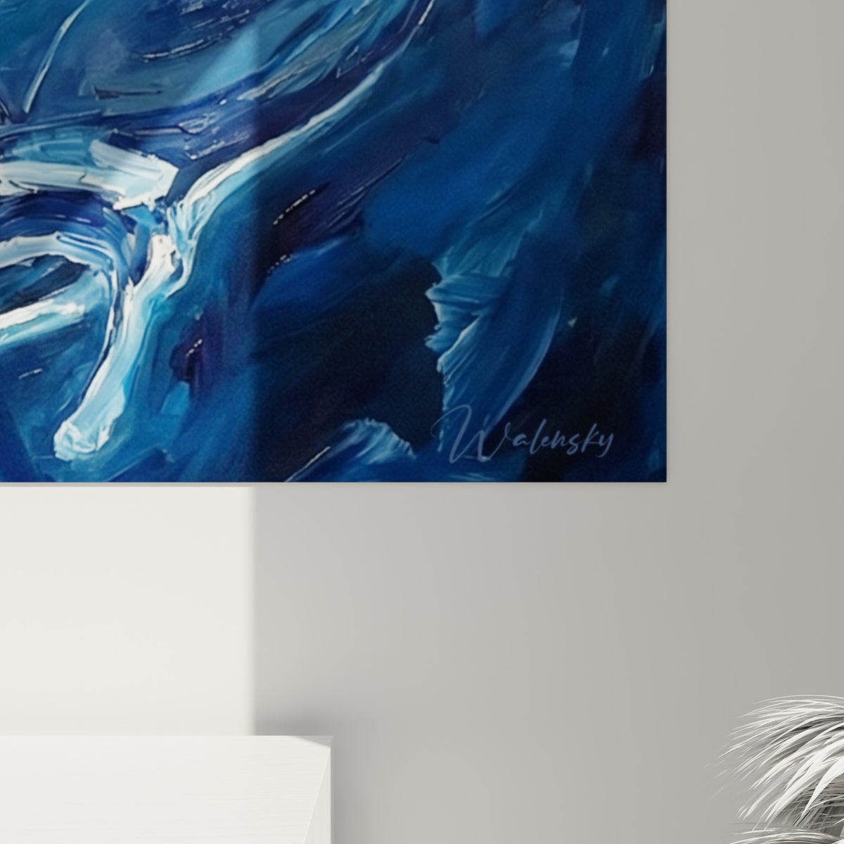 Empâtements blancs et bleu marine sur la nageoire d'une raie manta, coulures et grain de peinture visibles