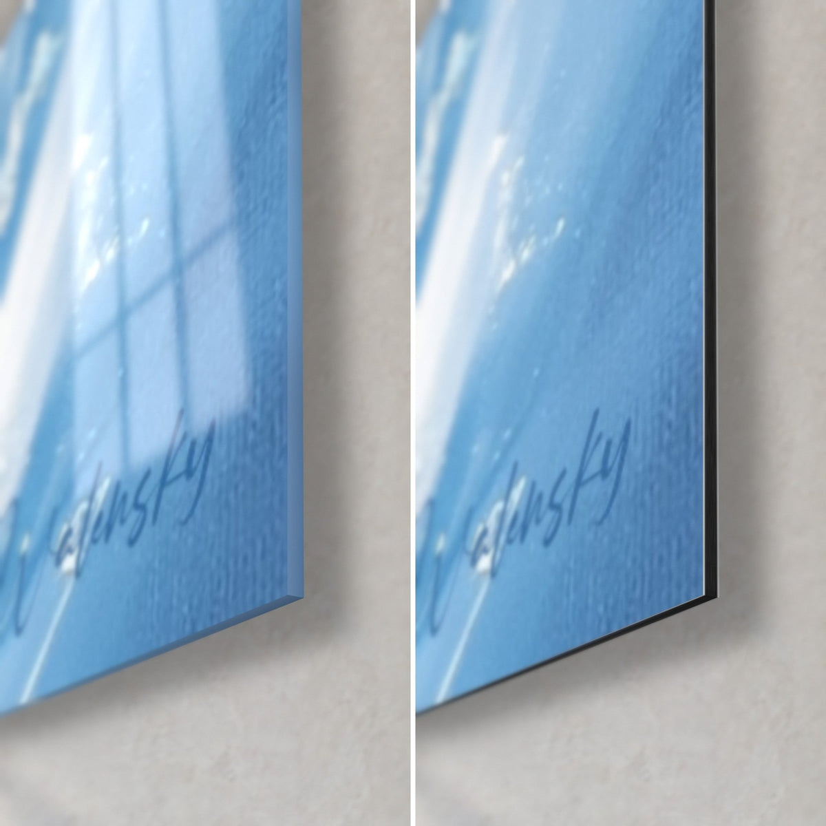 Tableau manta aux ailes bleu azur et noires, coin bas droit : verre brillant à gauche, Dibond mat à droite, tranche de 3 mm