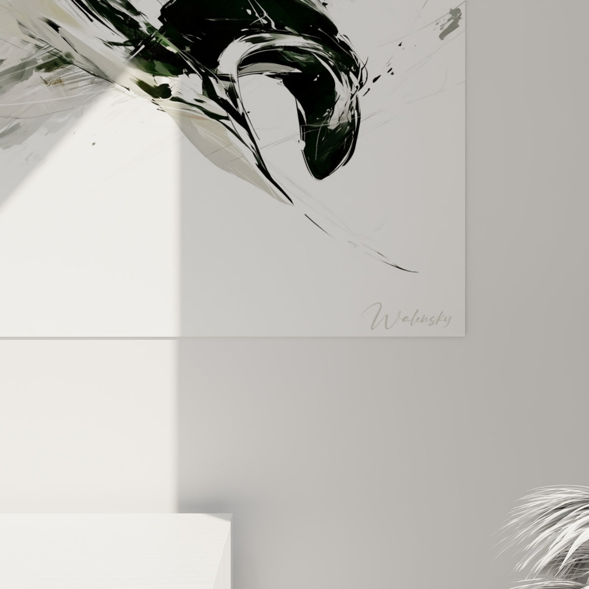 Empâtements noirs et coulures grises visibles sur la toile, matière granuleuse de la raie manta accrochée
