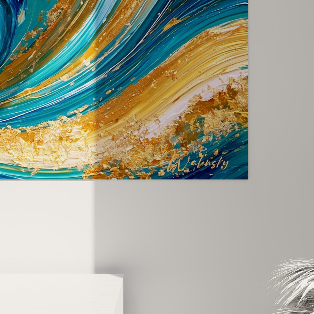 Empâtements dorés et coulures bleu profond visibles de près sur la toile de la raie manta accrochée