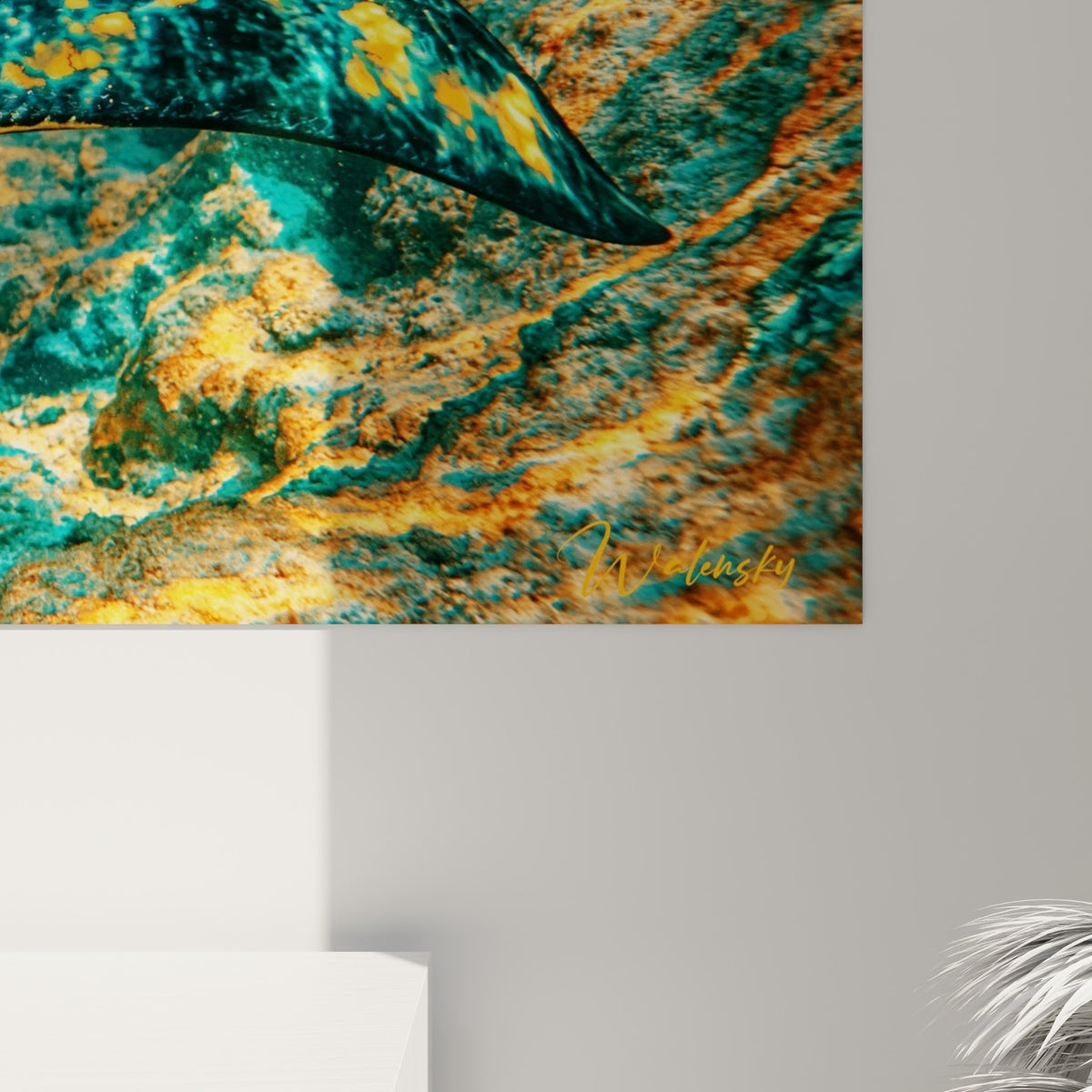 Grain marqué révélant les nuances dorées et turquoise de la peau texturée de la raie manta accrochée au mur