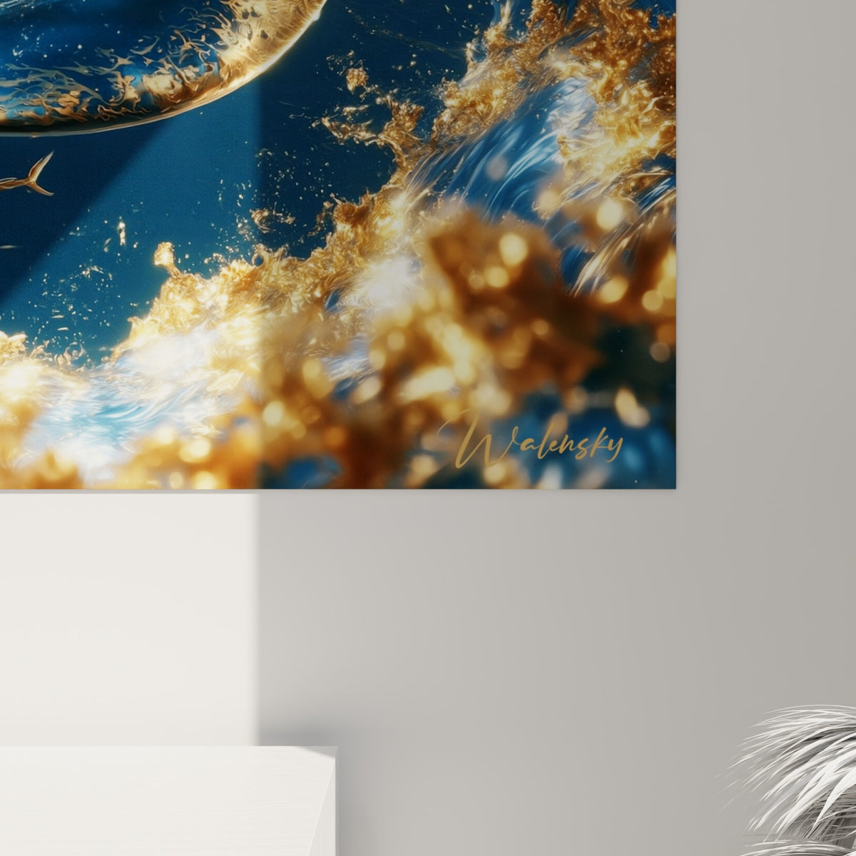 Détail de la texture bleu marine et dorée de l'œuvre, grain et reflets métalliques visibles de près