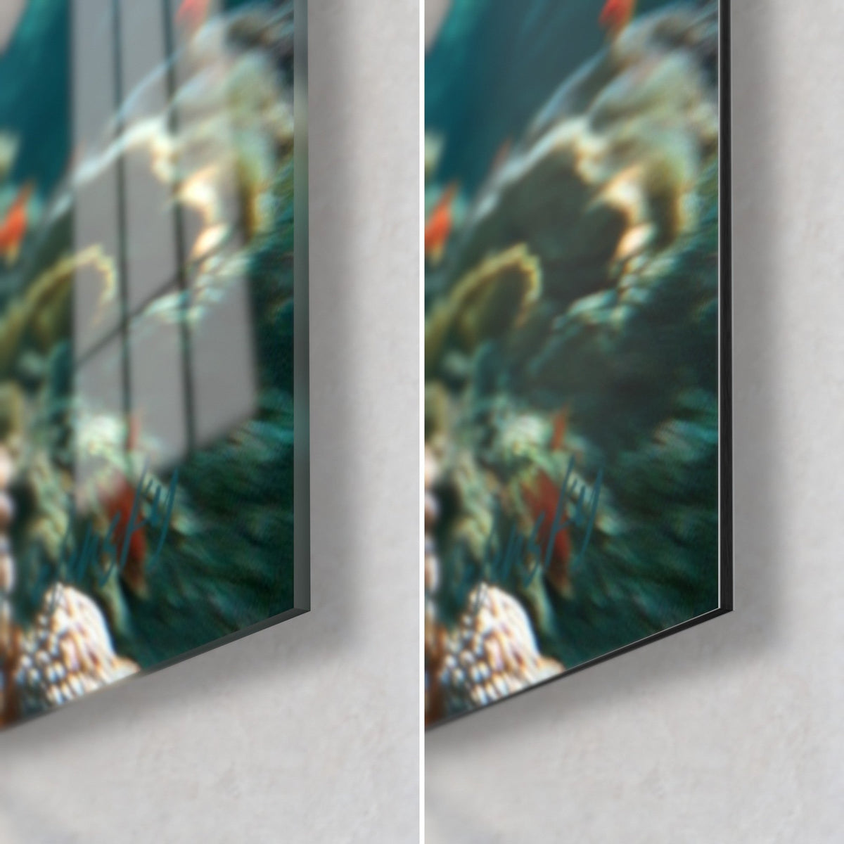 Schilderij van een leiblauwe manta, rechtsonder: glanzend acrylglas met reflecties links, mat geborsteld Dibond-aluminium rechts