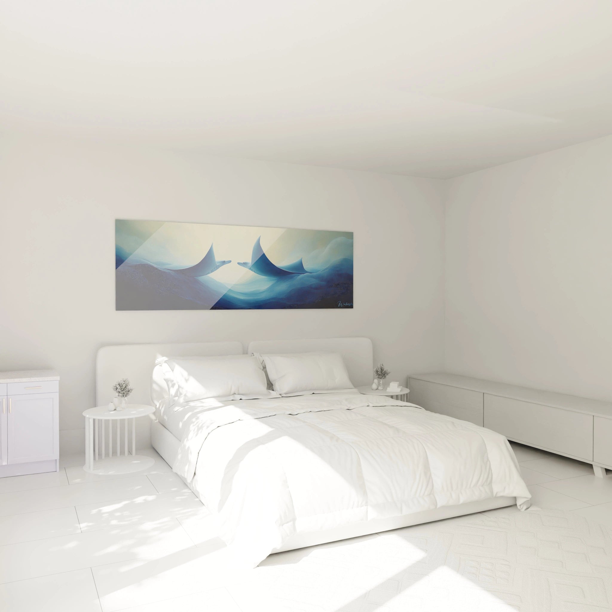 Tableau raie manta Walensky en bleu suspendu au-dessus d'un lit blanc dans une chambre lumineuse
