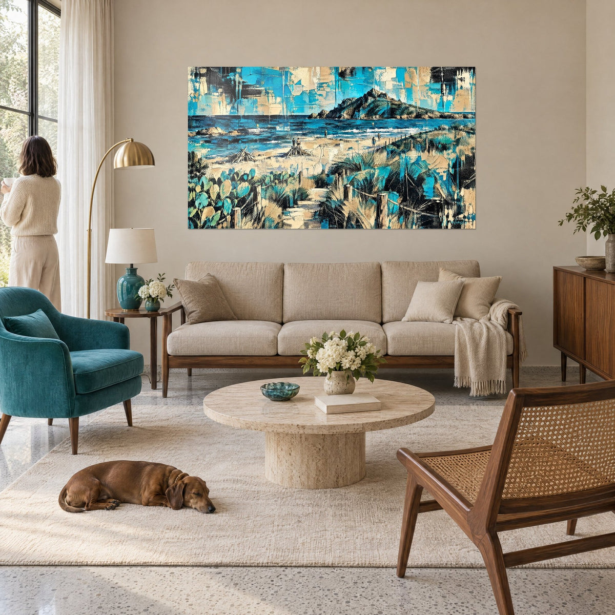Gemälde Dünenpfad zu einer türkisfarbenen Bucht, goldener Sand und felsige Insel, über einem Sofa in einem hellen Wohnzimmer