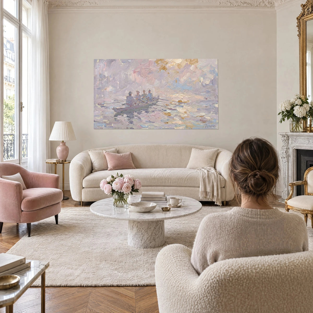 Schilderij roeiploeg die door roze en lila nevel glijdt, gouden weerspiegelingen op het water, boven een bank in een lichte woonkamer